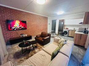 7 Elizabeth Place - Beautiful self catering 1 bedroom unit next to Kyalami Racetrack with free WiFi - swimming pool gym and restaurant - Perfect for a couple in Midrand Waterfall